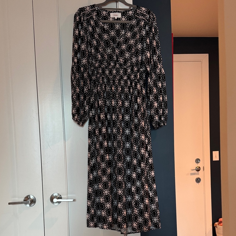 XiRENA Anabella Black and White Long Sleeve Dress